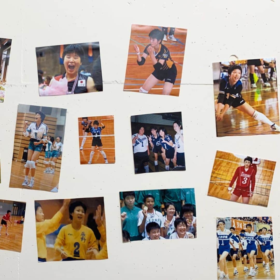 早坂梢依さんのインスタグラム写真 - (早坂梢依Instagram)「ホームゲーム@福島県郡山市 たくさんの応援ありがとうございました♩ . . おばぁちゃんとママとパパも宮城から応援来てくれた！ばぁちゃん嬉しそうな顔🤤 . . 朝、更衣室に入った時にマネージャーの粋な計らいで、壁にみんなの中学校時代の写真と、選手のポスターの顔のところにスタッフの顔をはめてるポスターが貼ってあって朝からみんなで爆笑した😂 さすが敏腕マネージャー😎❤️ . . ホームゲームクリスマスイベント🎄🎅楽しんでいただけたでしょうか🤭 今シーズンの郡山での試合はもうありません🥺 また来シーズン、郡山の皆様とお会いできるのを楽しみにしています！ 熱く温かいご声援ありがとうございました！ . #Vリーグはバレーだよ #トヨタ車体クインシーズ  #上尾メディックス #densoairybees  #volleyballgirls」12月1日 16時20分 - kozue_hayasaka