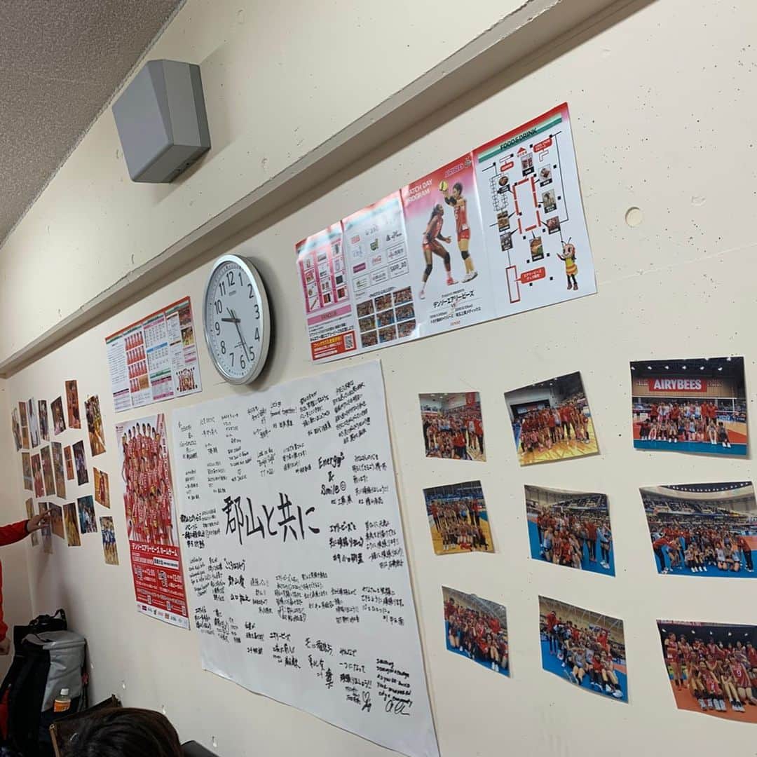 早坂梢依さんのインスタグラム写真 - (早坂梢依Instagram)「ホームゲーム@福島県郡山市 たくさんの応援ありがとうございました♩ . . おばぁちゃんとママとパパも宮城から応援来てくれた！ばぁちゃん嬉しそうな顔🤤 . . 朝、更衣室に入った時にマネージャーの粋な計らいで、壁にみんなの中学校時代の写真と、選手のポスターの顔のところにスタッフの顔をはめてるポスターが貼ってあって朝からみんなで爆笑した😂 さすが敏腕マネージャー😎❤️ . . ホームゲームクリスマスイベント🎄🎅楽しんでいただけたでしょうか🤭 今シーズンの郡山での試合はもうありません🥺 また来シーズン、郡山の皆様とお会いできるのを楽しみにしています！ 熱く温かいご声援ありがとうございました！ . #Vリーグはバレーだよ #トヨタ車体クインシーズ  #上尾メディックス #densoairybees  #volleyballgirls」12月1日 16時20分 - kozue_hayasaka