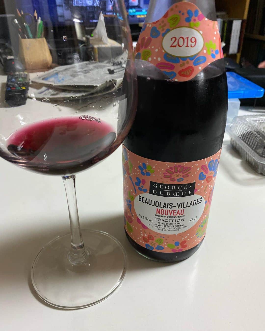 森田繁のインスタグラム：「遅ればせながら、今年のボジョレーヌーボーを。 味なんてわからん、ふつうに美味いっすよw」