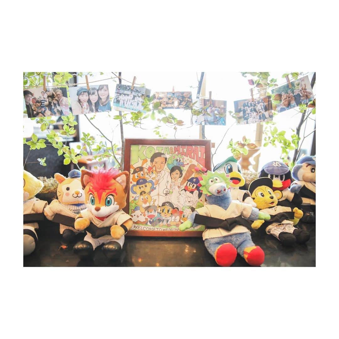 大崎みらいのインスタグラム：「、 #ちゃんみらwedding 番外編 、 受付コーナーの装飾！ みんぽこ @minpokonyan2018  が色紙のウェルカムボードを 描いてくれました🥰❤️ めちゃかわいい😭💕 すごくお気に入りです！ 、 12球団のマスコットは ファンの方やお友達のみんなが 贈ってくれた子たち！🥰 その子達に１つ１つ手縫いで 柔道着を作って着せたよ！ それが今回一番大変だった…笑 (ヒント #不器用 ) 、 フォトツリーにさせてもらって、 当日来てくださったゲストの皆様との 写真を飾りました🥰 、 おっきいウエルカムボードは ネットで探して 自分で書いたよ〜！ 、 受付スペースの フォトスタンドは #幸せバトン で頂いたもの🥰 子供の頃の写真を入れました！ 、 アクリルボードは #無印良品 ！ 私と旦那を #ドラゴンボール 風に 似顔絵で書きました🥰 結構お気に入り🤔笑 、 バーカウンターには 返信ハガキのイラストを 飾らせてもらったよ！ みんなステキなイラストありがとう🥰💕 、 #よりそひ守 を頂いて 絶対に飾りたいって思ったので #100均 で！ インスタであがってるやつが、 結構和風だったんだけど、 ハーバリウム用のドライフラワーを 飾ってみたらいい感じに！◎ 変に折り紙？とかしなくていいので とっても簡単なのでオススメです！ あとはご祝儀袋の飾りと帯を使って 完成〜！ all 100均〜！ かわゆし🥰 、 、 、 #happy #wedding  #結婚式準備 #結婚式 #卒花嫁 #卒花嫁レポ #結婚 #挙式 #love #品川 #thelandmarksquaretokyo  #ランドマークスクエア東京 #花嫁 #友達 #結婚式レポ #結婚式diy #手作り #鳥山明 #ドラゴンボール #時差スタグラム」