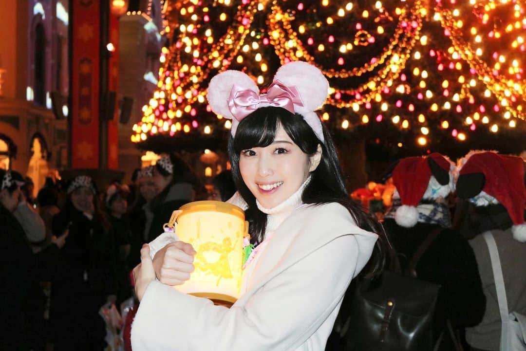 sakiのインスタグラム：「. 12月になりました🎅🎄🎁💕 あと1ヶ月で2019年も終わっちゃうと思うと なんだか不思議な感じ🥺💭 . . . #ディズニーランド #disneychristmas #christmas #イルミネーション　#17Live #看護師　#クリスマスディズニー　#disneyland #夢の国　#ポップコーン食べ過ぎ」