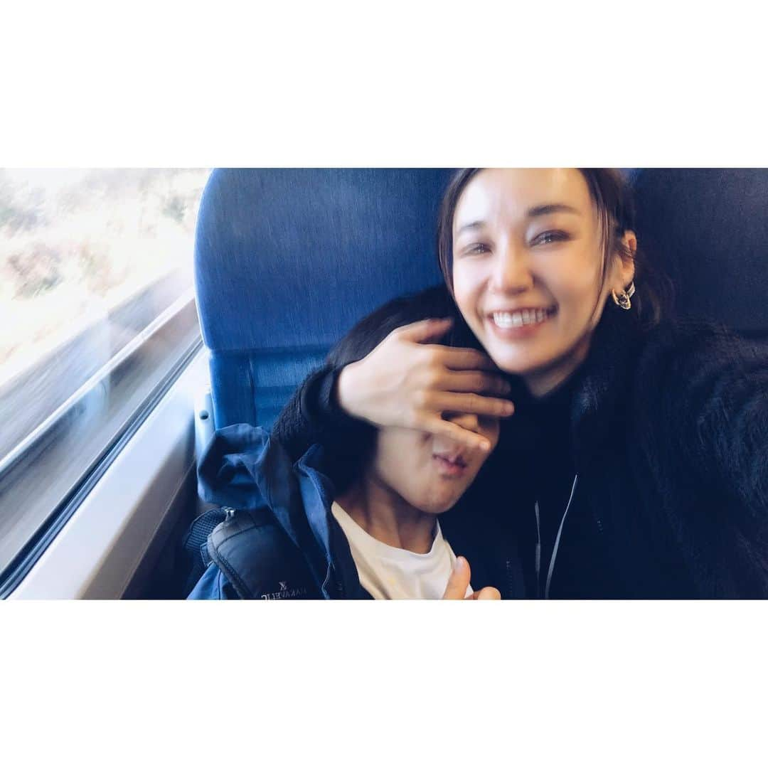 鈴木紗理奈さんのインスタグラム写真 - (鈴木紗理奈Instagram)「毎日FaceTimeしてるのに 学校生活がとても楽しいこと 得意教科で高得点だったこと 忘れ物してペナルティーをもらったこと ラグビーが好きになったこと 演劇部でたくさん台詞を覚えていること 乗馬がとてもうまくなったこと 親友ができたこと  知ってた話に加え 知らなかった話もたくさんあって、 全力で笑って、褒めて、驚いてたら 聞いてるだけで興奮してこっちは鼻血出そうや‼︎‼︎笑  #riototomama」12月1日 16時23分 - munehirovoice