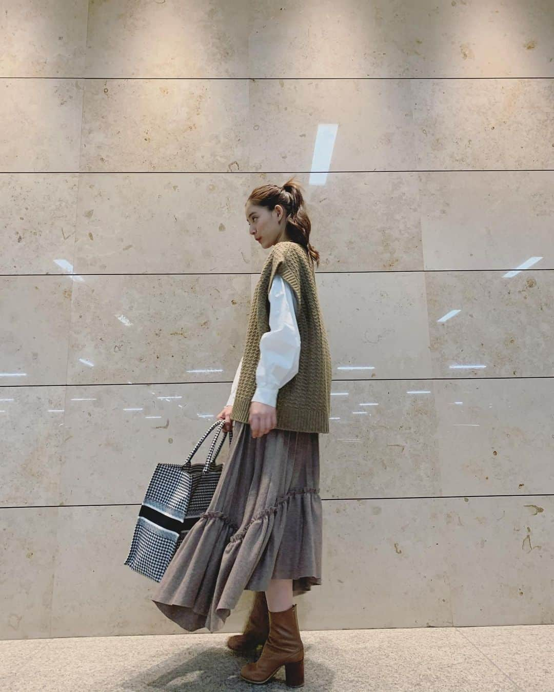 新木優子さんのインスタグラム写真 - (新木優子Instagram)「私服 outer : @acnestudios  shirt : @blackbymoussy_official  knitbest & skirt : @clane_official  shoes : @maisonmargiela  bag : @dior  #fashion #mystyle」12月1日 16時32分 - yuuuuukko_