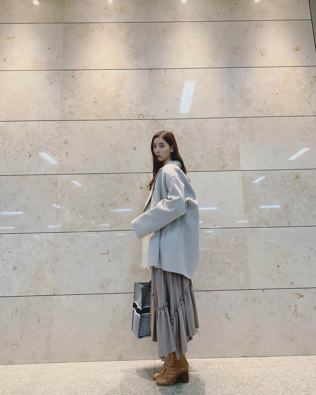 新木優子さんのインスタグラム写真 - (新木優子Instagram)「私服 outer : @acnestudios  shirt : @blackbymoussy_official  knitbest & skirt : @clane_official  shoes : @maisonmargiela  bag : @dior  #fashion #mystyle」12月1日 16時32分 - yuuuuukko_