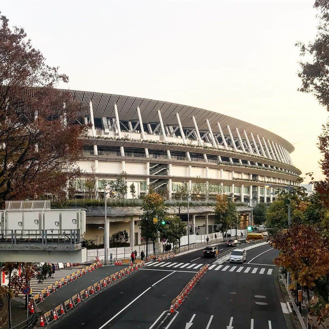 伊藤瑞貴建築設計事務所のインスタグラム：「GAの後はこちらまで！  #国立競技場 #隈研吾」