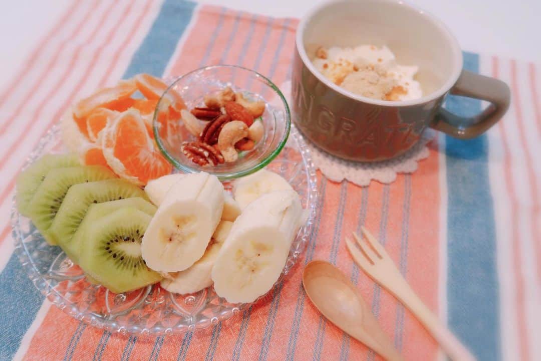 杉岡沙絵子さんのインスタグラム写真 - (杉岡沙絵子Instagram)「【　補食　🍴　】 ・ ✔︎みかん、キウイ、バナナ ✔︎mixナッツ ✔︎ヨーグルトのきなこがけ ・ ・ 間食も大切な食事の一つ٩( ᐛ )و 3食では足りないエネルギーや栄養素を補うための食事 #補食 と呼ばれています✨ ・ よくアスリートから 体重を増やしたいけど増えなくて、、という お悩みを聞くのですが 体重が増えないのは消費エネルギーに対して 摂取するエネルギーが足りないから！！ でも朝・昼・夕の3食の量を急に増やすのは 胃の負担になることもあるので 補食で足りない分を補うことが大切です♪ ・ フランス遠征帰りの勇飛丸さん、 まだ本調子じゃないらしく1食の量が少なめ。 なので今日は補食をプラスしました！ ・ ・ #アスリート飯#アスリートごはん#ラグビーごはん#おうちごはん#クッキングラム#献立#ラガーマン旦那#ラガーマンの嫁#rugby#ラグビー#管理栄養士#アスリートフードマイスター#アスリートフードマイスター2級#離乳食幼児食アドバイザー#フリーアナウンサー」12月1日 16時34分 - saeko_sugioka
