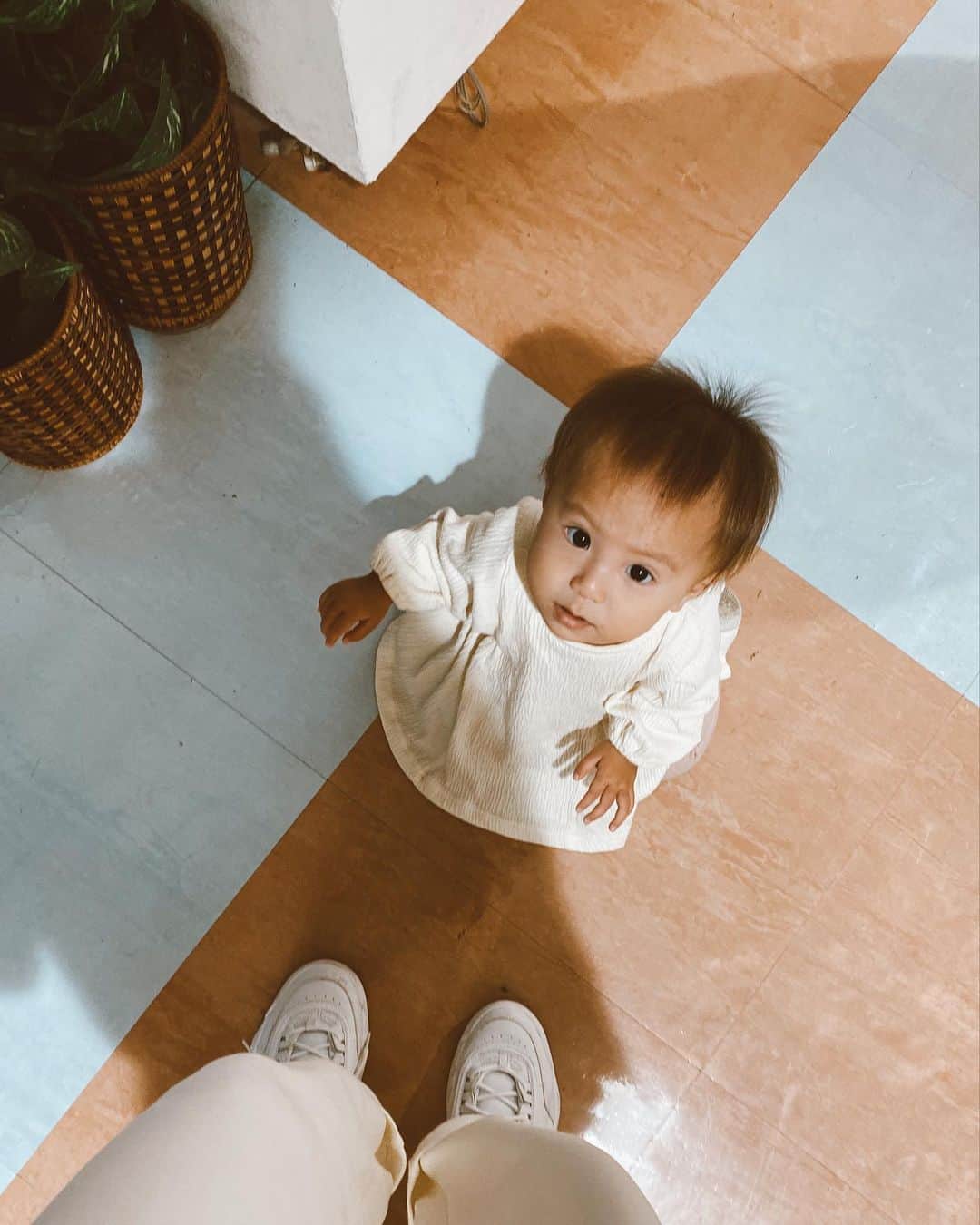 高橋菜摘のインスタグラム：「最近リボンしてくれなーい🎀 トレードマーク(とよく言われるw) 帽子もしてくれない。 おはげさんなのに寒いよ… いつになったら髪の毛たくさん映えるかな。 #薄毛ベビー 今日数時間離れてるから 会いたくなるなぁ子供たちに。 だけどたまに少しの1人時間が 気持ちを穏やかにしてくれる！ パパありがとう👨 _______________ #1歳 #女の子ママ #赤ちゃんのいる生活  #女の子ベビー #ホワイトコーデ  #ママリ #ママカメラ #帽子嫌い #ベビーモデル」