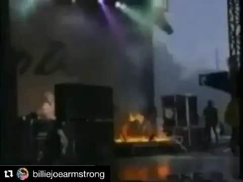 トレ・クールのインスタグラム：「#Repost @billiejoearmstrong ・・・ Worlds most dangerous drummer 🔥 🚨」