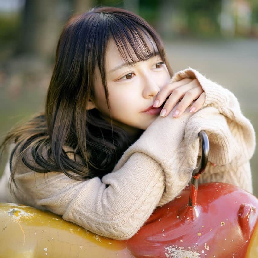 塚本美玲のインスタグラム：「何かを眺めてる😶 #写真で一言」