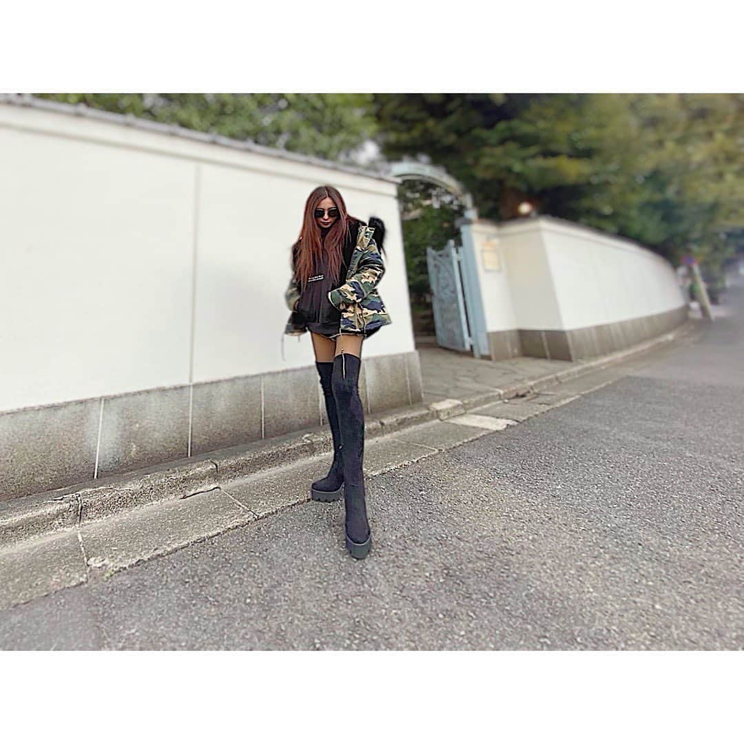 神子島みかさんのインスタグラム写真 - (神子島みかInstagram)「. #ootd outer: @brenda.official_store  boots: @rna_sshop  tops: @gydajp tights:ハイライトにあるやつw . ヒール太めで 前も高い#厚底 ってほんと 楽ちんで走り回れちゃう=͟͟͞͞ ( ◜°⌑°)◜ . #ピンヒール は女らしくて好き でもカジュアルな#厚底ブーツ も大好き♥ タイツは安定の裏起毛ww裏起毛なのに エロ透け30デニール見えの優秀ちゃん . . . #ootd#fashion#makeup#Japanesegirl#japan#tokyo#mam#dad#kids#fam#instagood#instamood#instalike#instalove#instafollow#followme#instapic#我爱你#アラサー#ママ#迷彩#美脚ブーツ#裏起毛タイツ#依存 . . ⋆⸜ᵀᴴᴬᴺᴷ ᵞᴼᵁ⸝⋆」12月1日 16時44分 - kagomika