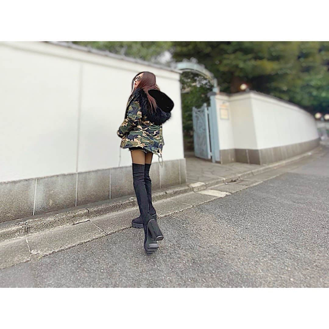 神子島みかさんのインスタグラム写真 - (神子島みかInstagram)「. #ootd outer: @brenda.official_store  boots: @rna_sshop  tops: @gydajp tights:ハイライトにあるやつw . ヒール太めで 前も高い#厚底 ってほんと 楽ちんで走り回れちゃう=͟͟͞͞ ( ◜°⌑°)◜ . #ピンヒール は女らしくて好き でもカジュアルな#厚底ブーツ も大好き♥ タイツは安定の裏起毛ww裏起毛なのに エロ透け30デニール見えの優秀ちゃん . . . #ootd#fashion#makeup#Japanesegirl#japan#tokyo#mam#dad#kids#fam#instagood#instamood#instalike#instalove#instafollow#followme#instapic#我爱你#アラサー#ママ#迷彩#美脚ブーツ#裏起毛タイツ#依存 . . ⋆⸜ᵀᴴᴬᴺᴷ ᵞᴼᵁ⸝⋆」12月1日 16時44分 - kagomika