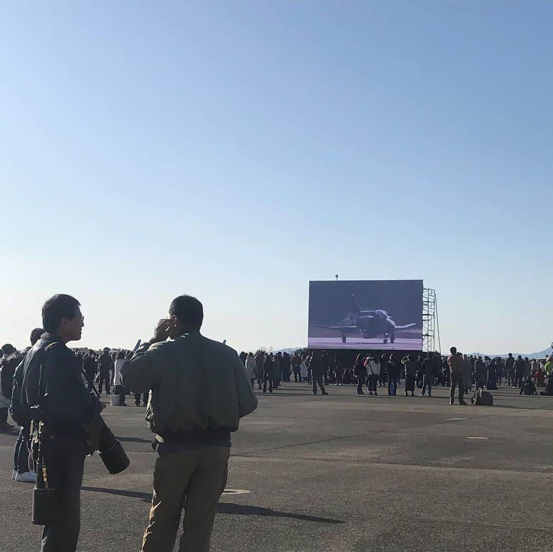 有働文子さんのインスタグラム写真 - (有働文子Instagram)「昨日は、百里基地航空祭記念祝賀会のMCを担当させて頂きました。会場は、なんと飛行機の格納庫✈️750人近い方がいらっしゃる会場で進行させていただき、思い出に残るMCになりました。貴重なお仕事、ありがとうございます😊✨ #百里基地航空祭2019 #2日間で10万人の方がいらっしゃるそう #記念祝賀会司会 #茨城県小美玉市 #司会　#アナウンサー #有働文子 #f4最後の年 #茨城空港✈️」12月1日 16時45分 - udou_fumiko