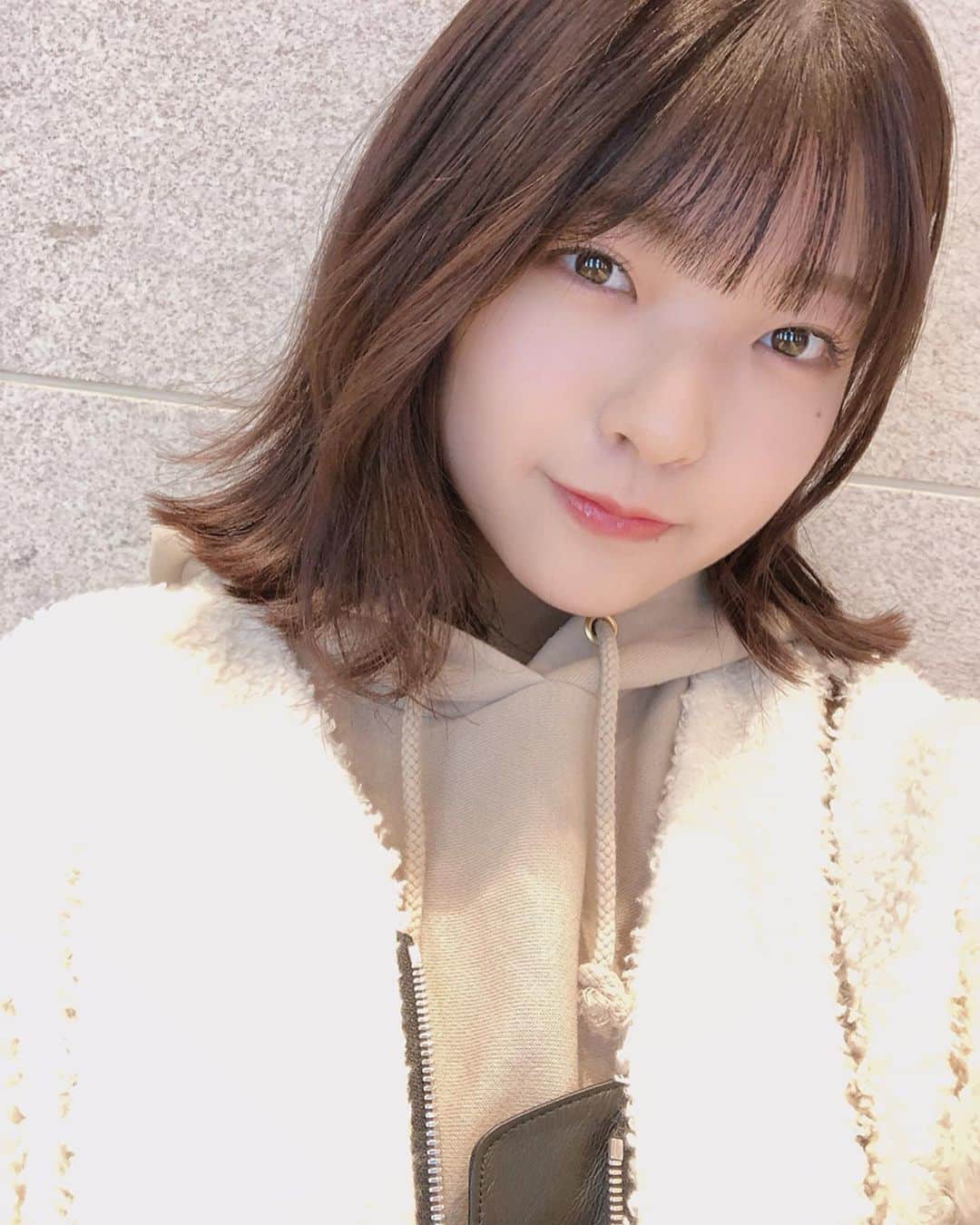 のインスタグラム：「ついにやりました、、。 ・ 暗髪ボブ🤭 30cmバッサリ✂️ ・ 、、、、どう？？😳🍒 ・ ・ #ボブ #タンバルモリ #暗髪 #イメチェン」
