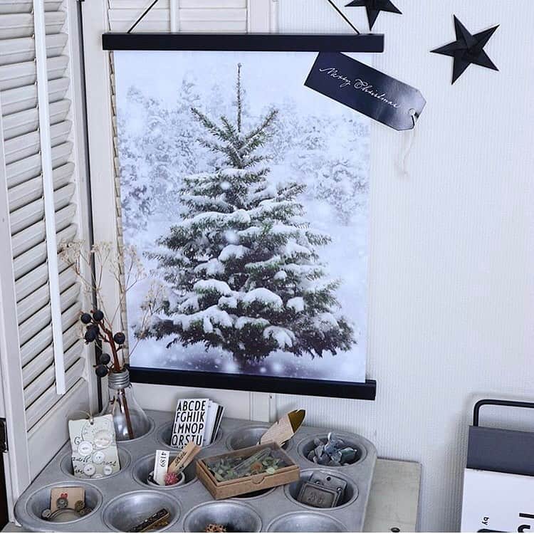 Locariのインスタグラム：「【今年はシンプル＆シックに！100均グッズで飾る「モノトーンクリスマス」】 ぜひ記事をチェックしてみてください♡ photo by @amipama_ さん . . . #セリア #100均 #クリスマス #白黒 #モノトーン #シンプル #シンプルホーム #シンプルな暮らし #シンプルインテリア」