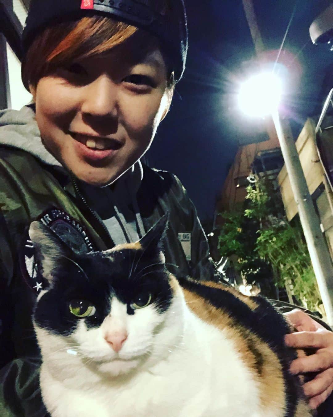 小野崎玲皇のインスタグラム：「この前、野良猫のベットになりました🦁 この後この子は20分くらいれおたの脚の上で寝ました🐈」