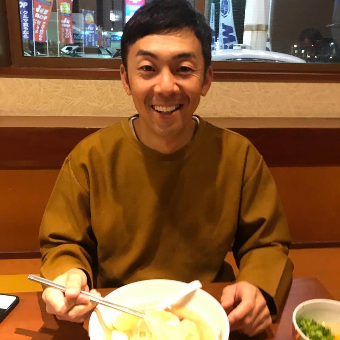 本坊元児さんのインスタグラム写真 - (本坊元児Instagram)「木村くんと盛岡冷麺食べました。 車にインキーしたまま冷麺食べたので、このあと寒空の下で辛い思いをしました。インキーしてるんだったらあったかいもん食べたらよかった。 #天津木村 #みちのくライブハウスサーキット」12月1日 22時18分 - honbouganji