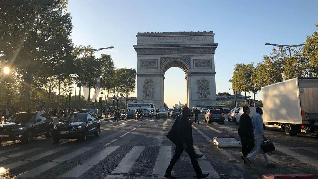 河井ゆずるさんのインスタグラム写真 - (河井ゆずるInstagram)「11時の列車でロンドン〜パリへ🏃‍♂️ 宿から1時間ほど歩いて改修工事中のノートルダム大聖堂を遠目に見て、そこから更に歩いてルーブル美術館へ。 モナリザを見る為だけに1時間近く並ぶ行列が出来てました。  フランスの家にはキッチンが無いんか、と思うくらい平日にも関わらずカフェやレストランは人で溢れ返ってました。  パリにもおよそ半日しか居れませんでしたが、テレビや雑誌とかでしか見た事がなかったものを実際に見れて刺激的でした☺️✨」12月1日 16時47分 - kawaiyuzuru