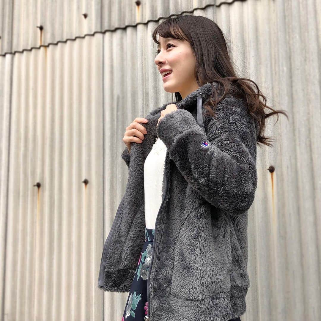 大田理裟のインスタグラム：「championのふわふわのフリース﻿ 可愛いすぎるーっ☺️💓💓﻿ どんなファッションにも合わせやすくて﻿ 着心地も良いのでヘビロテしてます✨﻿ ﻿ そして今日から12月💐﻿ たくさんお仕事あるし﻿ １つ１つ大切にしながら頑張ります🍒﻿ 今日は今から会食だ〜🍽 ﻿ @champion_japan ﻿ #champion #チャンピオンコーデ」