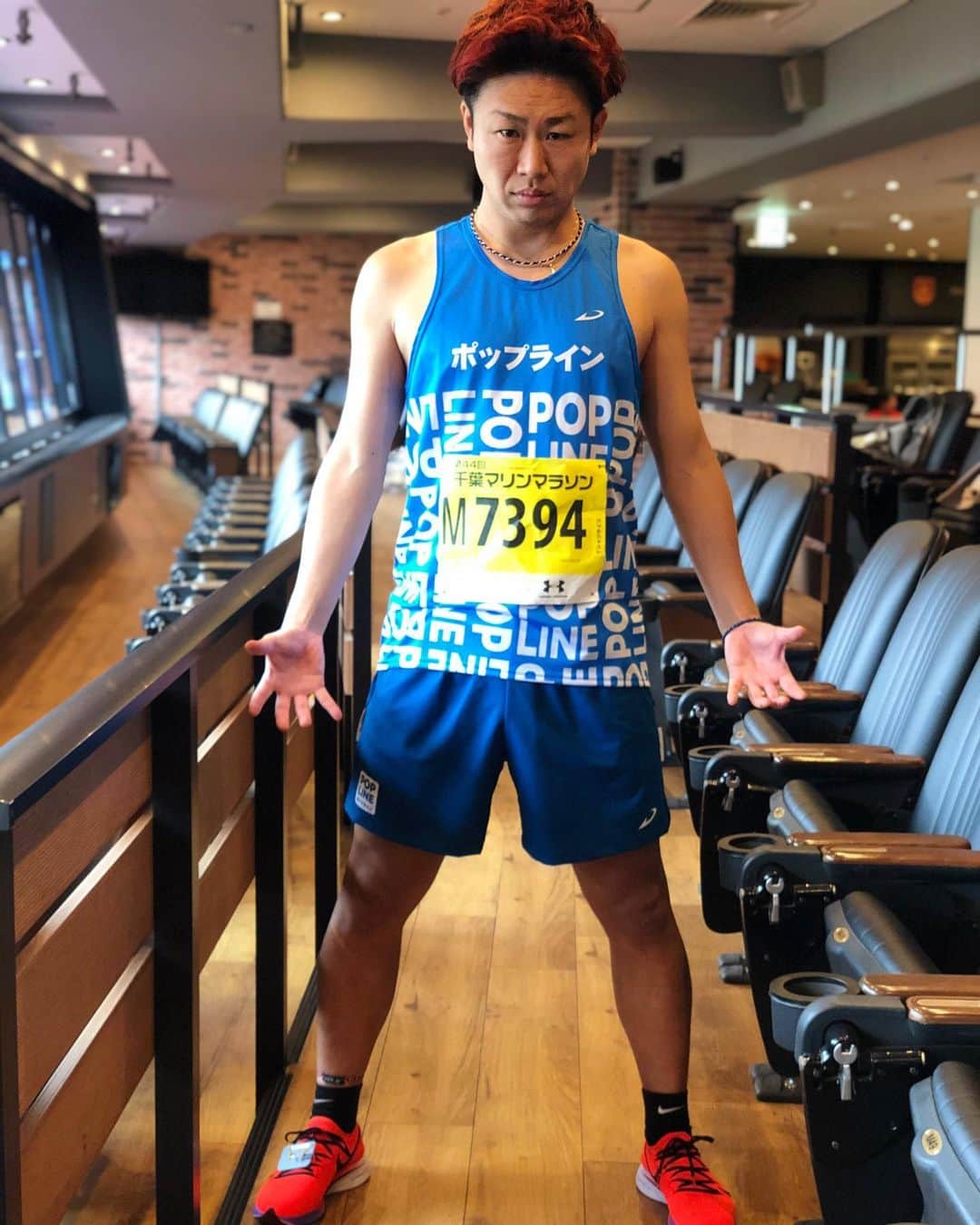 竹本カズキのインスタグラム：「レース前の1枚❗️ 気合いがみなぎってますね🔥 @dvelopsports  @axf.axisfirm  #千葉マリンマラソン2019  #ポップライン #ポップラインのランニング魂 #ランニング #ハーフマラソン #ランニング男子見習い  #初レース #赤髪」