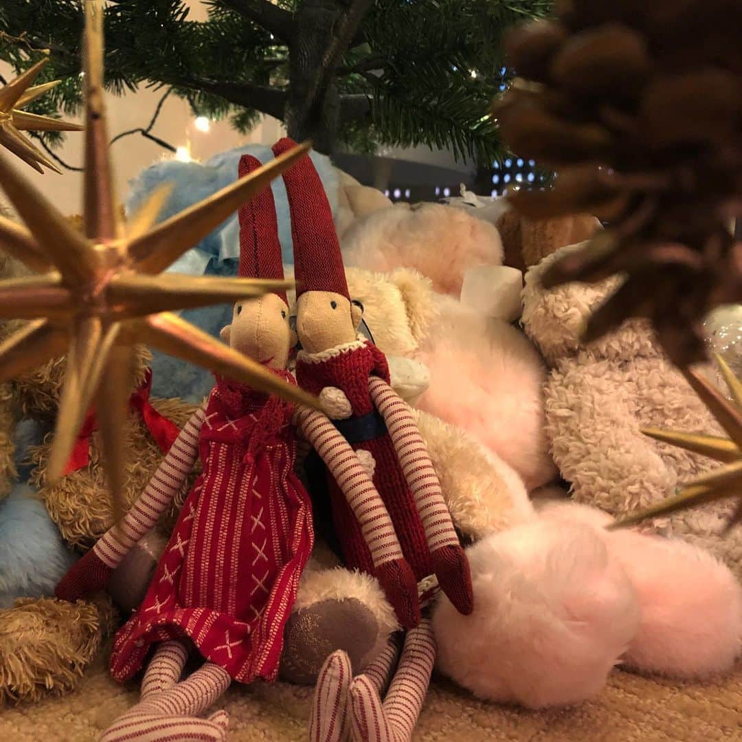 行正り香さんのインスタグラム写真 - (行正り香Instagram)「ツリーを長女に飾ってもらいました。ドイツのデュッセルドルフやコペンハーゲンで買ってきたオーナメント。旅の思い出が詰まっています。#行正り香 #北欧インテリア #rikayukimasa #インテリア#クリスマスツリー」12月1日 16時59分 - rikayukimasa