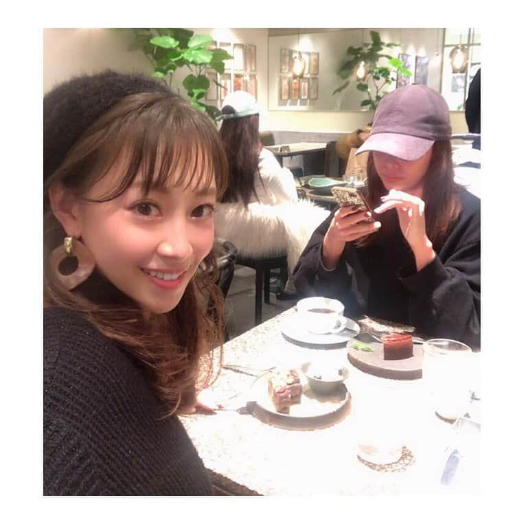 中村果生莉さんのインスタグラム写真 - (中村果生莉Instagram)「🥗 . . さやさんに久々に会えた〜❤ . . コスメキッチンで、オーガニックランチ🤤💕 . . 身体にいいものだけを摂取するランチ！！笑  もちろん、デザートも、コーヒーも😎 . . 美味しかった😋 . . 久々にポンっとオフになると、何していいか分からなくなって、結局出かける時もまだ読みきれてない本やら資料やらをカバンに入れてる自分がいる。。。笑 . . なかなか完全オフって出来ないものだな〜🤣 . . まぁ、そのスタイルの方が合ってる気がするけど。笑 . . #オーガニック #オーガニックランチ #organic #デカフェ #コスメキッチン #表参道」12月1日 17時01分 - kaori.nakamura_0226