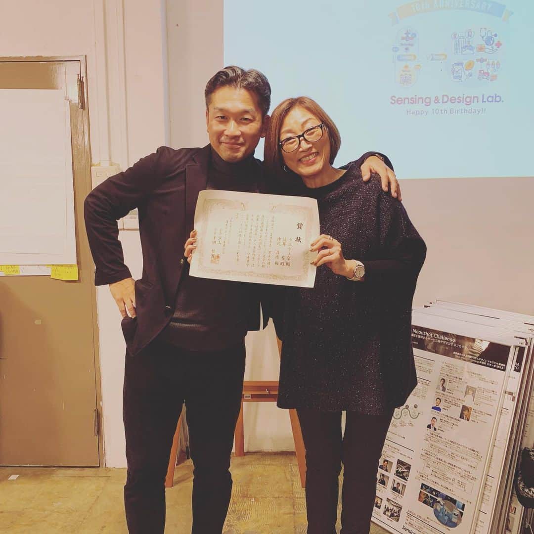 のインスタグラム：「土曜は慶應SDMの神武研10周年記念オープンラボでした。  今年、原著論文で学会賞を頂いたのでそれを神武先生にご紹介頂いてる時に嬉しい女子大生は自撮り。😁 賞状を先生にも見ていただいて写真。😊🙇‍♀️ 最後に初中高が一緒の下級生ありあちゃんと、博士課程の尊敬する先輩、宇宙業界の母、大塚ねーさんと嬉しい写真。😍 撮ってくれたのはいつも優しい同期の佐藤さん。 いつも温かく、しかし芯があり深いのに、広く客観しようとするみんな。 自分もそうありたい、極めることで広がりたい、深めることでシンプルになりたい、とつくづく刺激を受ける場所とメンバーです。  そして今回は中学生や高校生の研究テーマを伺い、さらにその考察や視点を伺い大感動！😍 52歳、まあまあ大人。 とっても感動し、こりゃこの世代のためにももっともっと勉強して繋げなきゃと思った次第。 嬉しい嬉しいありがたいご縁に本当に感謝です。」