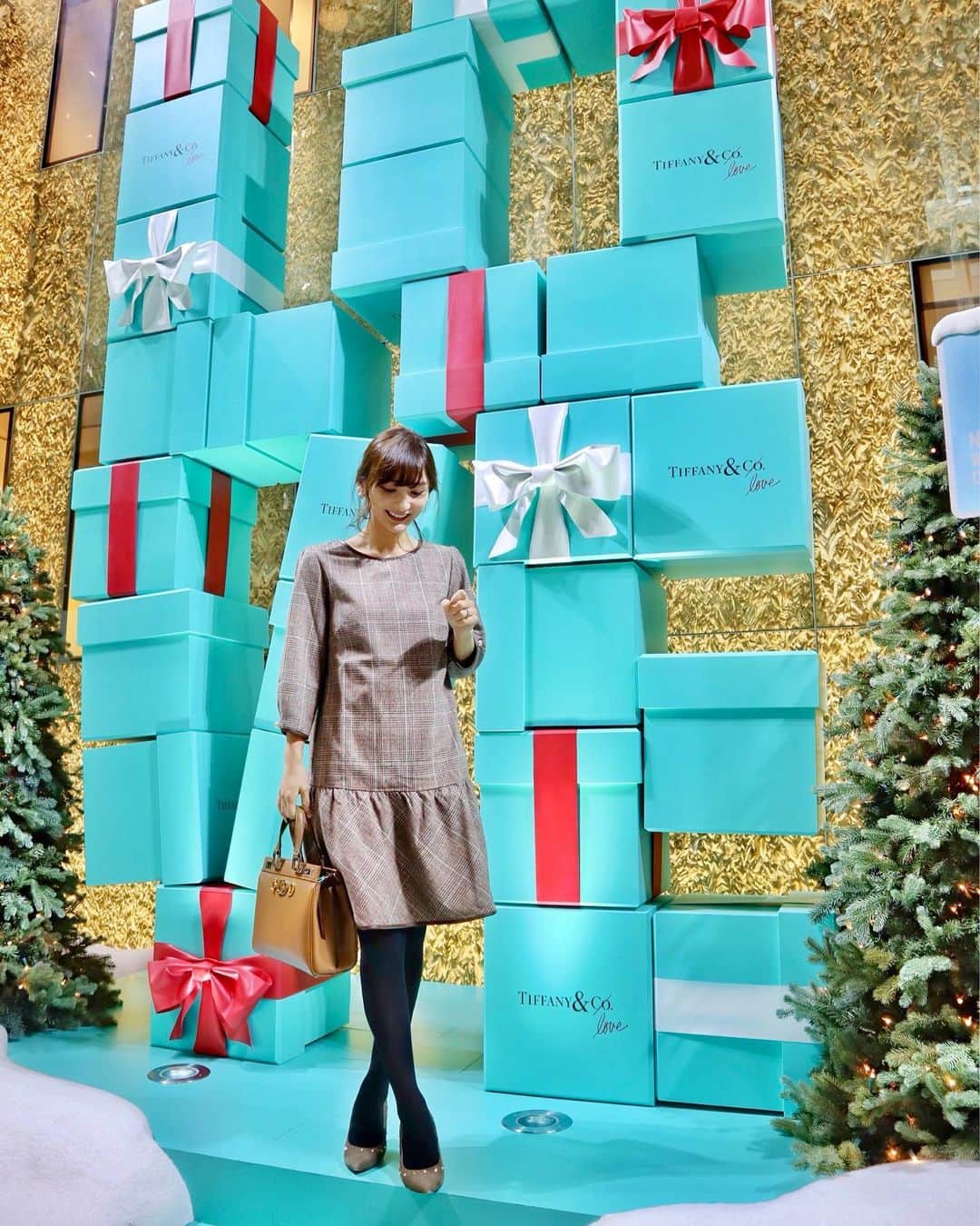 加藤瑠美さんのインスタグラム写真 - (加藤瑠美Instagram)「旦那さんと銀座へ❣️ クリスマス前で街中が本当に可愛い🎄🎅🎁 歩いているだけで幸せな気持ちになっちゃうね✨  dress : @tocco_closet  bag : @gucci shoes : @daniella_and_gemma  #coordinate#ootd#Japanese#Japanesegirl#Happy#girl#girly#fashion#instafashion#instagood#rubi_fashion#tocco#ginza#tiffany#冬ファッション#冬コーデ#ワンピース#トッコ#銀座#ティファニー#銀ブラ#銀座デート#チェックワンピース」12月1日 17時08分 - katorubi