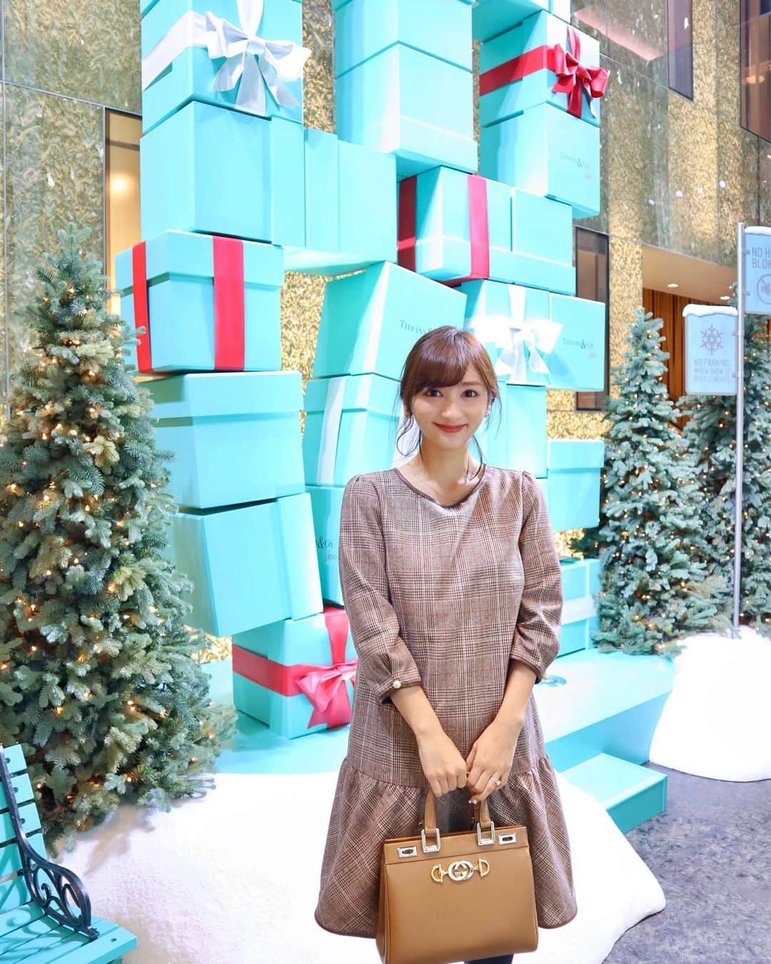 加藤瑠美さんのインスタグラム写真 - (加藤瑠美Instagram)「旦那さんと銀座へ❣️ クリスマス前で街中が本当に可愛い🎄🎅🎁 歩いているだけで幸せな気持ちになっちゃうね✨  dress : @tocco_closet  bag : @gucci shoes : @daniella_and_gemma  #coordinate#ootd#Japanese#Japanesegirl#Happy#girl#girly#fashion#instafashion#instagood#rubi_fashion#tocco#ginza#tiffany#冬ファッション#冬コーデ#ワンピース#トッコ#銀座#ティファニー#銀ブラ#銀座デート#チェックワンピース」12月1日 17時08分 - katorubi