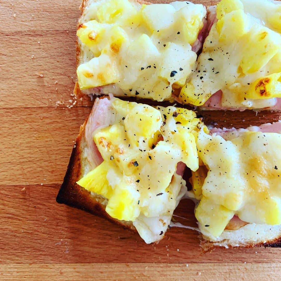 志摩有子さんのインスタグラム写真 - (志摩有子Instagram)「賛否両論。デリバリーのピザはハム＆パイナップルが好き。そんなイメージでチーズトースト。甘じょっぱい派の皆さまへ。 春に向けて、パンのレシピ本を作っています。食べやすい食パンやロールパンメインです。 #冬のパン祭り #ハワイアントースト」12月1日 17時08分 - ariko418
