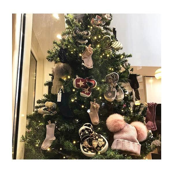 コレジアンさんのインスタグラム写真 - (コレジアンInstagram)「Have you put up your Christmas tree? 🎄 . December is the smell of Christmas trees and hot chocolate. Don’t you just love getting ready for Christmas and seeing all the Christmas lights and singing Christmas songs and all the fun Christmas decorations and holiday cheer? 🌟🎅🦌 . Let’s celebrate the beginning of a wonderful month! We’d love you to share with us your #collegien family moments! ❤️ . Votre sapin de Noël est-il prêt ? 🎄 . Nous entrons dans la magie de Noël ! Un mois de féerie et de festivité pour célébrer les fêtes les plus joyeuses de l’année. 🌟🎅🦌 . Collégien est heureux de vous accompagner dans ces moments uniques de partage en famille ! ❤️ . Pictures @lechicche_calzatura_ravenna 😘 . #collegien #collegien_officiel #madeinfrance #instamum #Тапочкиносочки #дети #инстамама #товарыдлядетей #дляпервыхшагов #slippers #babbucce #hausschuhe #familyslippers #тапочки #christmasgifts #giftideas #giftforher #giftforhim #giftforkids #holidaygift #weihnachten #geschenkideen #рождественские подарки #hotwaterbottle #christmastree #xmastree #familytime」12月1日 17時09分 - collegien_officiel