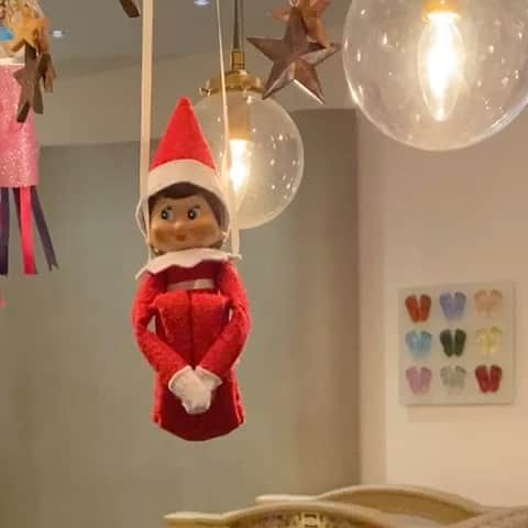 ハリー・ケインのインスタグラム：「It’s that time of year! 🧝‍♂️🎅☃️🎁 #elfontheshelf #december」