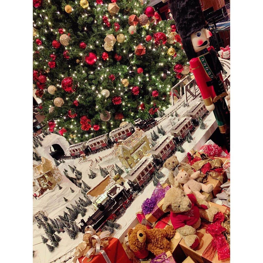 繁田美貴さんのインスタグラム写真 - (繁田美貴Instagram)「*＊ 今日から12月！ 時が経つのって本当に早い！！ 相変わらずマイペースに過ごしていますが 刻一刻と色々迫ってきているということで。 さすがにそろそろおでかけ納め？と 昨日おでかけしてきました♪ #大好きな #クリスマスシーズン #クリスマスデコレーション #🎄 #おもちゃの機関車 や #くまのぬいぐるみ #はしゃぐ子供達 に癒されながら、 #我が子に早く会いたい 気持ち と #お腹でポコポコ動く愛おしさ を #まだ味わっていたい 気持ちと。。複雑です☆ #出産予定は12月」12月1日 17時17分 - handa_miki