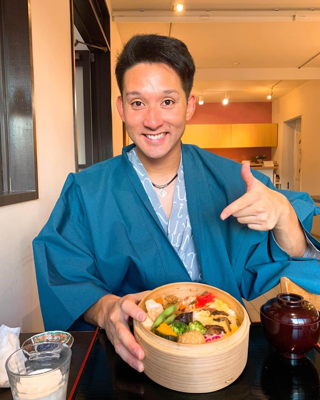 杉谷拳士さんのインスタグラム写真 - (杉谷拳士Instagram)「こんばんは🌙 食い倒れ旅3日目終了〜 6時に起床後、温泉巡り♨️してました笑 そして朝食は地獄三昧^_^ 健康的^_^♫ 温泉やっぱりいいですね。。。( ´ ▽ ` )ハマりそうです、、、 北海道におススメな温泉旅館あれば教えてください( ^ω^ )  帰って体重計乗るのが怖いです🐷笑  #福岡 #大分 #鉄輪温泉 #地獄蒸し #柳家 #朝風呂最高 #兄貴結婚おめでとう㊗️」12月1日 17時19分 - kenshi.02