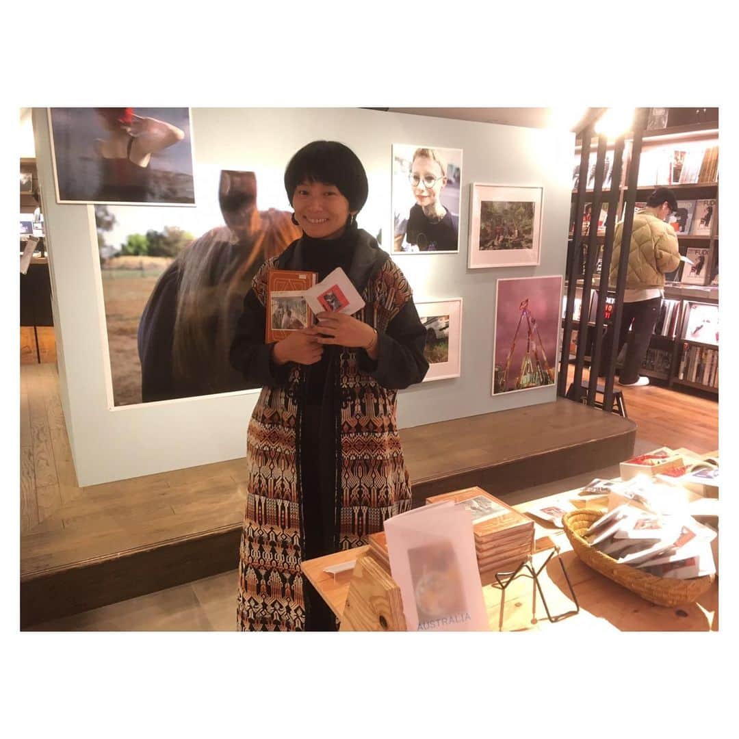 七咲友梨さんのインスタグラム写真 - (七咲友梨Instagram)「今日から渋谷TSUTAYA6Fにて、展示&販売がスタートしました😊  テーマは「写真・お茶・旅」  写真集「朝になれば鳥たちが騒ぎだすだろう」と、わたしのもう一つのプロジェクト、かきのき村のお茶「ソットチャッカ」の販売、 そして写真集のサイドストーリーとしてのzine(文: @masayayamawaka / 写真: @nanasaki_yuri )などを置いてもらっています。  お茶の香りを楽しむのに最適な器とお茶のセットもつくりました。  お茶を飲みながら、写真集や本を。あなたの旅を見つけてくださいませ☕︎📕 . @nanasaki_yuri  @masayayamawaka  @poisonandparadise  @sotto_chakka . . #渋谷tsutaya #渋谷ツタヤ #写真展 #朝になれば鳥たちが騒ぎだすだろう #七咲友梨 #nanasakiyuri #yurinanasaki #イッテンサンジカン #sottochakka #ソットチャッカ #日本茶 #japanesetea#釜炒り茶 #野草茶 #kamairitea #wildgrasstea #希少なお茶 #農薬無使用」12月1日 17時20分 - nanasaki_yuri