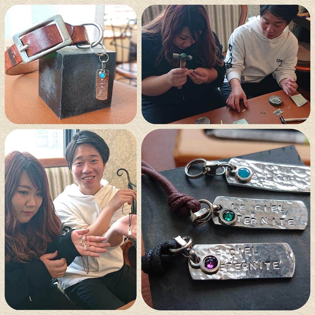 手作り指輪【ジュエリーアウラ】福岡のインスタグラム：「【手作りペットネーム】 シルバー体験教室では ペットのネームタグが作れます。  今回は、パパママワンコの 3人でお揃いです。  愛情が伝わりますね～💕 ワンコもキリッと 男前。 お似合いですよ～  ペットのネームペンダントは シルバーの体験教室から ご予約出来ます。  シルバー手作り体験教室 【ジュエリーアウラ】 www.au-ra.com  #ジュエリーアウラ #ハンドメイド北九州  #ペットネームペンダント #90分で完成  #当日お持ち帰り可能  #福岡北九州で人気の手作り体験教室  #シルバーカスタムメイド  #ワンコ迷子札  #おしゃれアクセサリー  #24時間ネット予約はHPより」