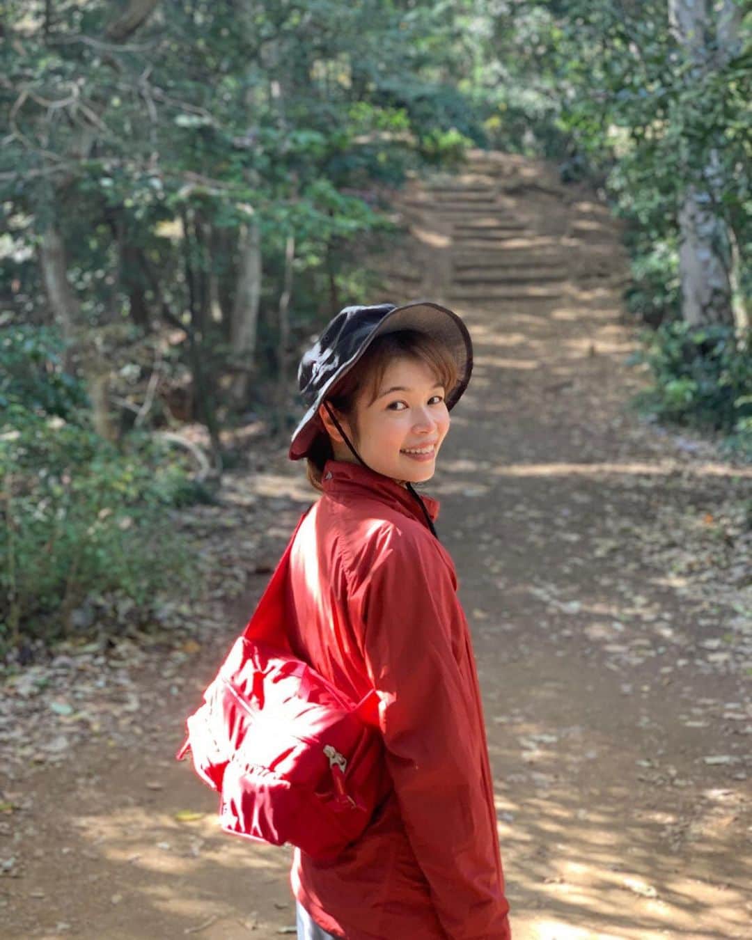 池田彩さんのインスタグラム写真 - (池田彩Instagram)「この前登った高尾山🏔 今の方が紅葉ピークみたいやね🍁 子供達が木の棒に片脚乗せて、パワーチャージ！！！！ってやってたから、私も真似してみました。 5枚目🕺 もう12月かー！！！ ほんと、時が経つのは早いですな🙄 #高尾山 #紅葉 #パワーチャージ #富士山 #見えた #景色」12月1日 17時31分 - aya_ikeda_official