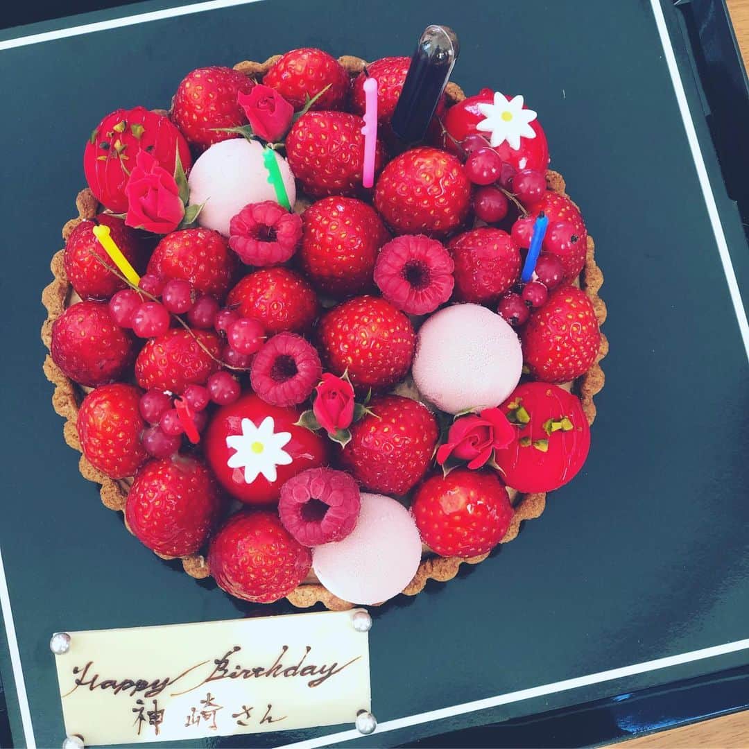 神崎恵さんのインスタグラム写真 - (神崎恵Instagram)「撮影後。 かわいいケーキとお花をいただきました🌼 「2週間ほど早いですが、お誕生日おめでとうございます🎉✨」 嬉しいな。嬉しいです。ほんと。嬉しい🥺✨✨ この時期は、年末に向けての加速で毎年忘れてしまいがちな記念日。 今年は2週間前に改めて節目でもある大切な日を実感。引き締まります！ 母へのお花を選びに行こう😌 @andgirl_jp さんありがとうございました。 ボディの特集の撮影でした👯‍♂️ フォトグラファーの @mahoterada さんにそれはそれは素敵に撮っていただいたので、楽しみです。 1枚目の画像も、寺田さん撮。なんて贅沢な🤤 #andgirl #ボディ企画  日曜日のスーパー、やっぱり激混みでした。 今夜は、麻婆豆腐に卵とトマトの中華炒め、酸辣湯麺。 みなさんの夜ご飯はなんだろう❓」12月1日 17時38分 - megumi_kanzaki