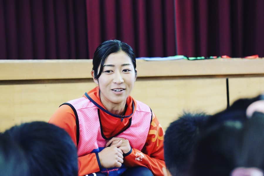 のインスタグラム：「また今年も夢先生をやらせてもらいました🙇‍♀️💓 碧南市立大浜小学校の5年生のクラス👩‍🏫元気いっぱいで目をキラキラさせて物事に取り組むこども達に、私の方が元気や勇気をもらいました☺️✨ こども達の目に、"私"はどういう風に映り、何を感じてもらえたんだろう。こども達に恥じぬ様に、この日出会った繋がりを力に変えてもっと頑張ろうと思いました🔥 . 自分の夢に向かって全力で！ . 素敵な機会をくださった関係者の皆様に感謝申し上げます。 #夢先生#ユメセン #jfaこころのプロジェクト #jfa #溝江明香 #サヤ先生 #サッちゃん先生 #クラス毎に呼び方違う」