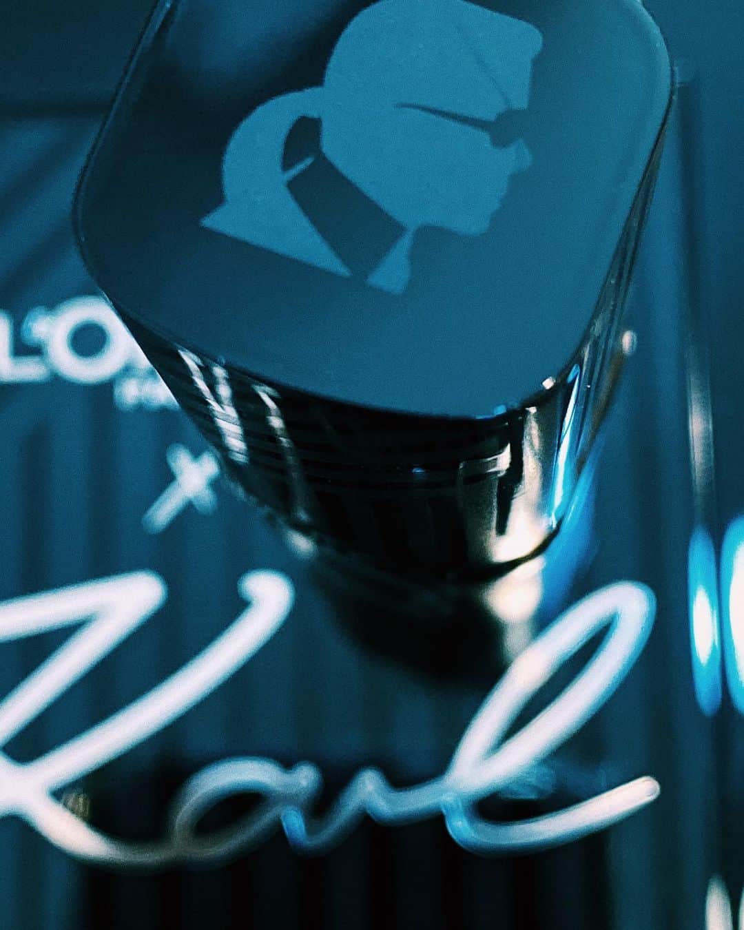 PELIさんのインスタグラム写真 - (PELIInstagram)「12月13日発売のロレアルパリカール・ラガーフェルド コラボレーションBOXを使って、一足お先にメイク✨💄✨﻿ ﻿ 彼らしい深みのあるパレットの色の中で、私は上から2段目をメインにアイシャドウに使い、アイラインは右下のグリッターブラックを使用してスモーキーな深みを出し👁👁﻿ ブラウンカラーはダブルライン、明るいヌードカラーは鼻筋と眉下に👃﻿ ﻿ リップは中でも真っ赤のNO.04のPROVOKATIVEをすごくオーバーリップに塗りました👄👄👄﻿ ﻿ 冬のメイクって色に深みがあって楽しい❤️😍❤️﻿ ﻿ #ロレアルパリ  #karlxlorealparis ﻿ #カールラガーフェルド」12月1日 17時47分 - peli4649
