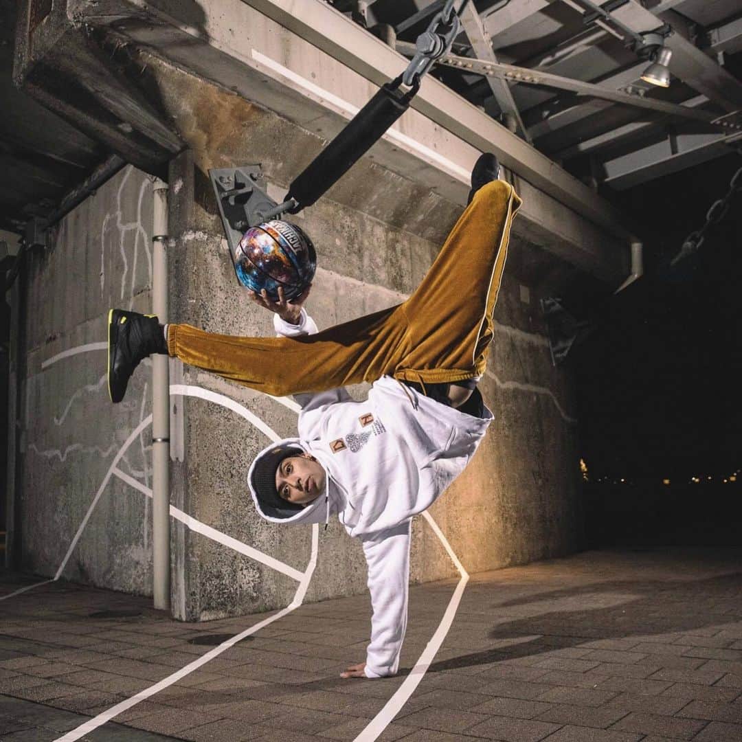 のインスタグラム：「new @tachikara_jp #basketball #collection is out. me & @bug_bug_bug for the visuals with the amazing @masarukato ⛹️‍♂️💨🔥 ・ 2年ぶりのラインテープを使ったトリックアートショット📸 前は四角形だったのが今回はバスケのコートラインを3Dで表現！ その空間を使って新作タチカラボールとフリースタイルバスケのmixフォトを撮影😊 #tachikara #aktr #dollynoire #newera #supratokyo #adidasjapan #basketball」