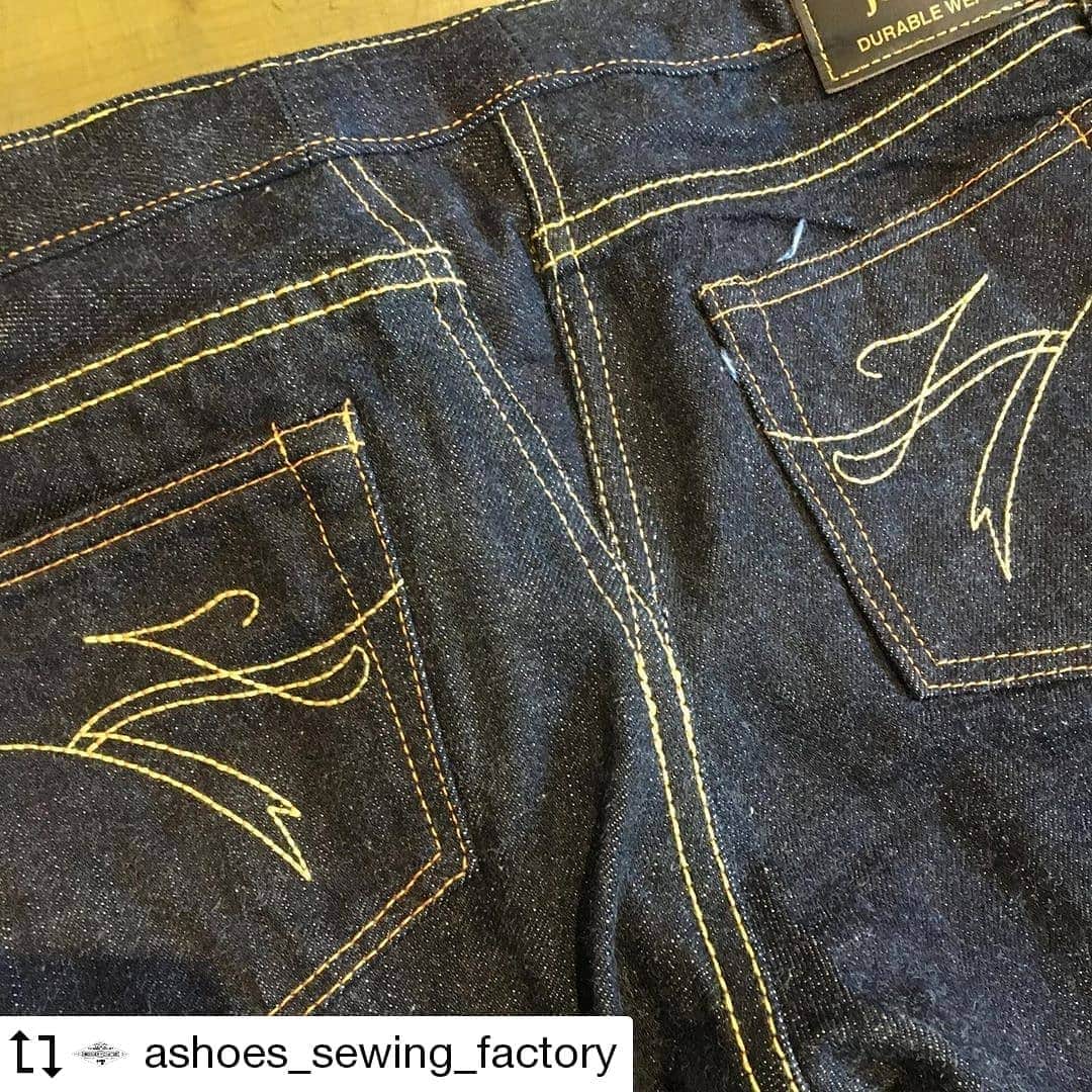 select shop「ASHOES」 SHOP STAFFのインスタグラム：「#Repost @ashoes_sewing_factory Made by @Image.Downloader · · · · サイズ出しのアップサイクルリメイク。  ウェストのサイズ出しを、バックセンターにてリメイクしました。  同時に裾上げのご依頼もあり、切った端切れを利用して、見頃と腰帯部分を足しました。  デザインとしても、二股の巻き縫い（ダブルチェーンステッチ）のバックセンターが効くように^_^  お気軽に ご相談ください。 048-782-6627 −−−−−−−−−−− ジーンズをカッティングから丸縫いしています。シルエットの別注も可能です。 −−−−−−−−−−− #シルエット変更 #リメイク #デニムリペア #ジーンズ修理 #デニム修理 #サイズ変更 #幅出し #handmade #ハンドメイド #ashoes #亜洲'S #さいたま #大宮 #デニム #ジーンズ #裾上げ #チェーンステッチ #お直し #リペア #穴埋め #タタキ #singersewing #Unionspecial #sewing #sewingmachine #ミシン #シンガーミシン #ユニオンスペシャル #jukI」