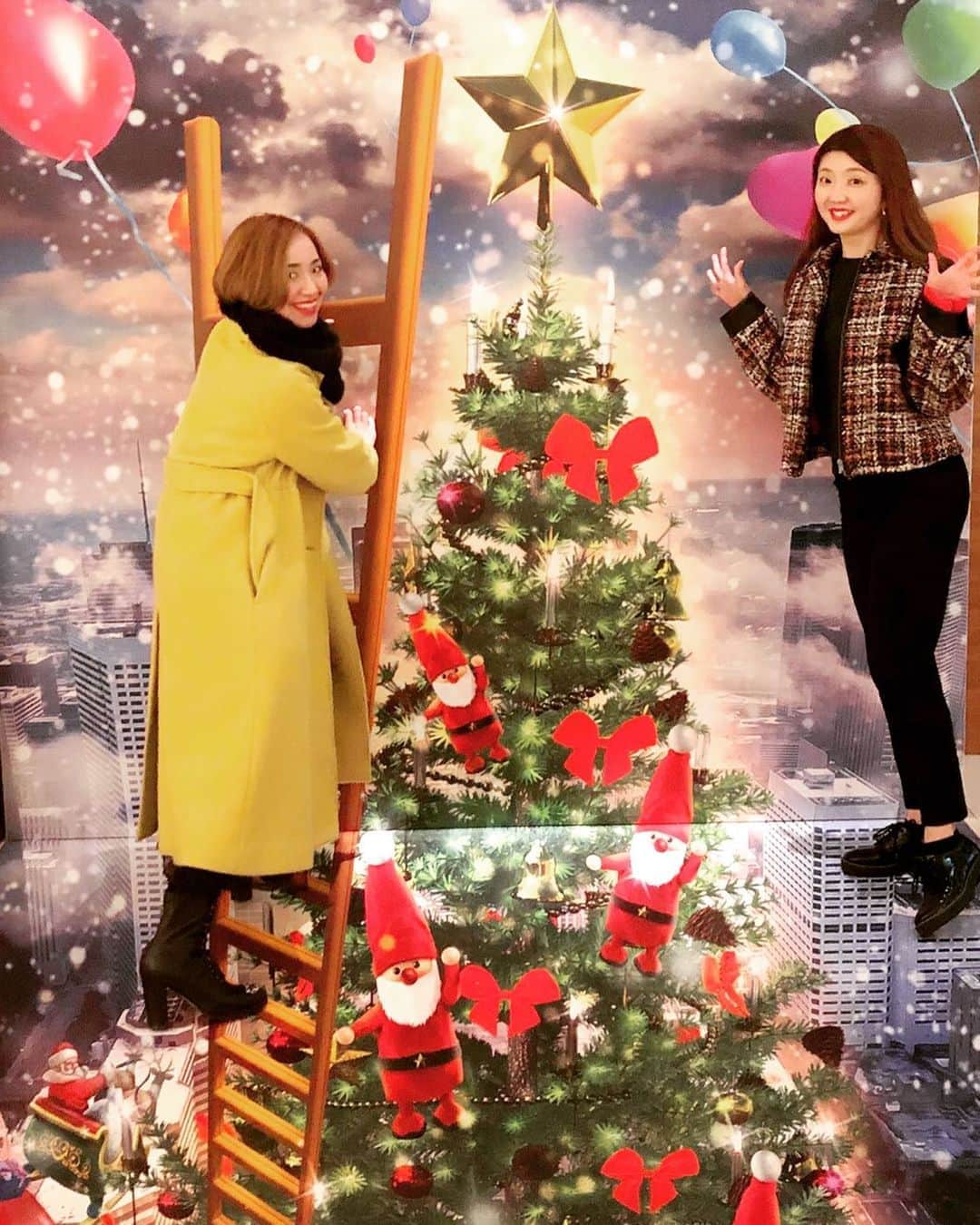 貴千碧のインスタグラム：「いよいよ2019年もラスト1ヶ月ですね😆✨ 私の大好きな場所はもうクリスマス🎅🎄でした✨✨ . . . #麗百愛　ちゃん#お誕生日　お祝いしてくれた🥂 #お洒落　な人からお洒落な#ストール　頂きました☺️❣️ もえ、ありがとう❤️ #クリスマス　一色。#絵本　のような#世界観　🤣🤣 私が一年で1番好きな#お正月　までもう少し😆❤️」