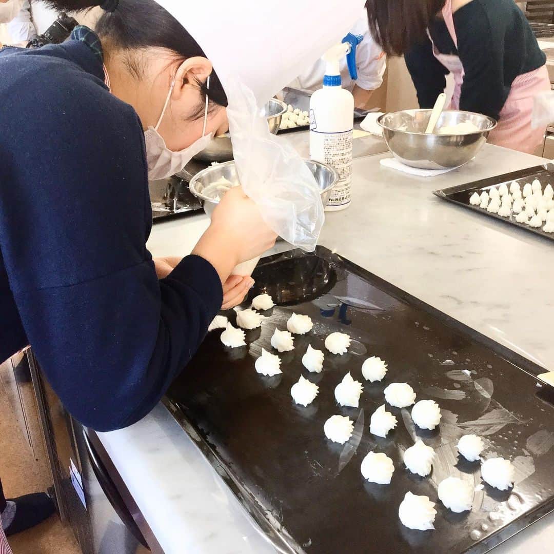 神戸製菓専門学校（公式）さんのインスタグラム写真 - (神戸製菓専門学校（公式）Instagram)「🌈クリスマスオープンキャンパス🌈  今日から12月🎅🎄 神戸製菓の #クリスマスオープンキャンパス 第1弾は「絞り練習＆ #クリスマスいちごケーキ 作りでした✨🎂 スポンジ生地作りからガッツリ体験❗️パティシエの基礎技術「絞り」も、約30分集中して練習することで、みなさん格段に上達しました✨👏絞り袋の持ち方や構え方から先生がレクチャー😊保護者の方からも「神戸製菓はとても手厚く見てくださるんですね✨」というお言葉をいただき、ありがたい限りです🙏  ぜひ、今日トレーニングした絞りをお家でも実践してお菓子作り楽しんで下さいね🎶😊 来週12/7(土)12/8(日)は #学園祭 🎄🙌 洋菓子実習🍰 12/14(土) クリスマスいちごタルト🍓 12/15(日) クリスマスいちごケーキ 12/21(土) スイーツビュッフェ＆和菓子体験🌸 12/22(日) ブッシュドノエル🎅  パン実習🥖 12/14(土) クリスマスデニッシュ🍓 12/22(日) クリスマスツリーパン🎄  クリスマスオープンキャンパスでみなさんにお会いできるのを楽しみにしております🎶☺️ #神戸製菓 #神戸製菓専門学校 #神戸製菓専門学校oc #クリスマス #クリスマスプレゼント #クリスマスケーキ #オープンキャンパス #ケーキ作り #お菓子作り #パティシエ #製菓 #製菓専門学校 #タルト #ショートケーキ #和菓子 #パン #ビュッフェ #スイーツビュッフェ #一人一台 #1人1台 #カフェ #神戸 #三宮 #pattistagram2019」12月1日 17時45分 - kobeseika_info