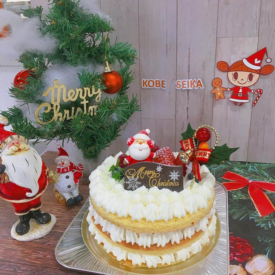 神戸製菓専門学校（公式）さんのインスタグラム写真 - (神戸製菓専門学校（公式）Instagram)「🌈クリスマスオープンキャンパス🌈  今日から12月🎅🎄 神戸製菓の #クリスマスオープンキャンパス 第1弾は「絞り練習＆ #クリスマスいちごケーキ 作りでした✨🎂 スポンジ生地作りからガッツリ体験❗️パティシエの基礎技術「絞り」も、約30分集中して練習することで、みなさん格段に上達しました✨👏絞り袋の持ち方や構え方から先生がレクチャー😊保護者の方からも「神戸製菓はとても手厚く見てくださるんですね✨」というお言葉をいただき、ありがたい限りです🙏  ぜひ、今日トレーニングした絞りをお家でも実践してお菓子作り楽しんで下さいね🎶😊 来週12/7(土)12/8(日)は #学園祭 🎄🙌 洋菓子実習🍰 12/14(土) クリスマスいちごタルト🍓 12/15(日) クリスマスいちごケーキ 12/21(土) スイーツビュッフェ＆和菓子体験🌸 12/22(日) ブッシュドノエル🎅  パン実習🥖 12/14(土) クリスマスデニッシュ🍓 12/22(日) クリスマスツリーパン🎄  クリスマスオープンキャンパスでみなさんにお会いできるのを楽しみにしております🎶☺️ #神戸製菓 #神戸製菓専門学校 #神戸製菓専門学校oc #クリスマス #クリスマスプレゼント #クリスマスケーキ #オープンキャンパス #ケーキ作り #お菓子作り #パティシエ #製菓 #製菓専門学校 #タルト #ショートケーキ #和菓子 #パン #ビュッフェ #スイーツビュッフェ #一人一台 #1人1台 #カフェ #神戸 #三宮 #pattistagram2019」12月1日 17時45分 - kobeseika_info