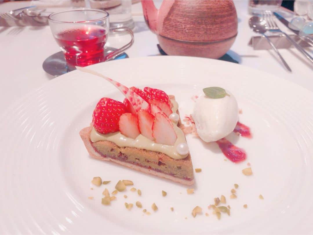 増田愛里菜のインスタグラム：「. ゆりちゃん( @lily02tbt )のBDお祝いしたカフェ🍰💕 . . ☕️SALON BAKE & TEA☕️ . ニュウマンに入ってるカフェだよ〜🍽✨ . . 紅茶の種類だけじゃなく、焼き菓子やスイーツもたくさんあって選ぶの悩んじゃった🤤💭 . 今回はみんなでピスタチオと苺のタルトしたよ〜🍓 . . . スイーツビュッフェもやってるみたい👀💡🧁🍪🍫🍭🍩🍿 . #salonbakeandtea #cafe #cake #tea #sweets #sweetstagram #sweetslover #afternoontea #カフェ #スイーツ #グルメ #東京スイーツ #東京カフェ #新宿」