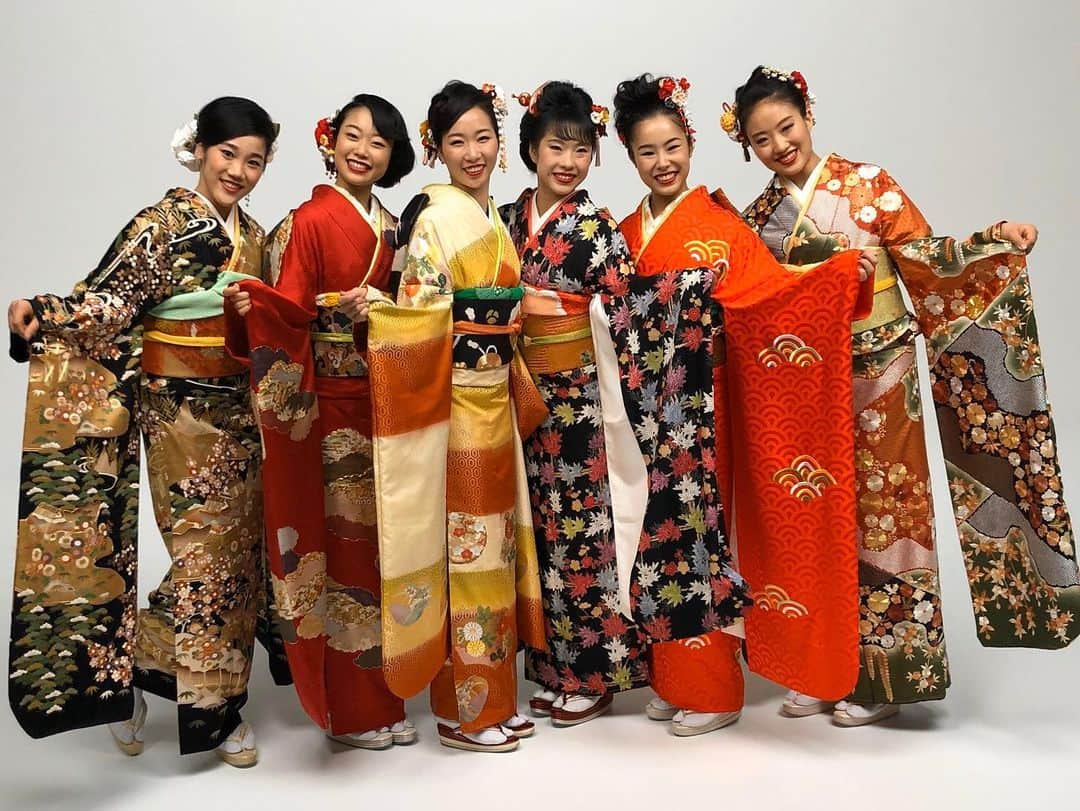 横田葵子のインスタグラム：「雑誌の取材で、着物を着せていただきました！！ 素敵な着物を着させてもらえて、幸せでした！ #家庭画報 1月号 #新体操 #フェアリージャパンPOLA  #rhythmicgymnastics」