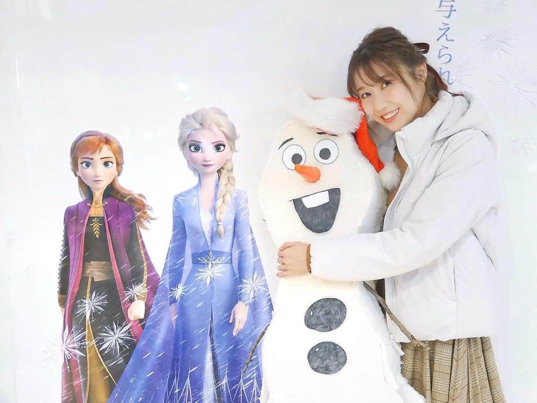 浦野一美さんのインスタグラム写真 - (浦野一美Instagram)「アナと雪の女王2 4DXマジカルエディションで観てきました🥺💓 . 体感したことのない演出が多く、まさに魔法の様でとても楽しめました✨ . 前作のレット・イット・ゴー(ありのままに)は エルサが自分を受け入れていくストーリーが素敵でしたが、 今作ではイントゥ・ジ・アンノウン(心のままに)というメッセージが込められ、エルサが魔法のルーツに迫る 自分と向き合う作品になっていて、 とても勇気を貰えました🥺 . 劇中歌の難しいこと、、、 これ、、カラオケで歌える自信ないやって位の音域とパワーを感じました🥺 あまりに素晴らしくて、ほぼ前半の歌唱シーンから感動して泣いてしまいました笑笑はやい  写真は、映画館スタッフさん手作りのちょっぴりユニークなオラフをぎゅーっと抱きしめてみました💓 . 今作からオラフはちょっぴり低い音域が得意になったみたいです❣️ お歌の練習したのかな❗️ オラフ、大好きだよ🥰💓 . #アナ雪#アナ雪2#horizon#映画#movie#disney」12月1日 18時07分 - cindy.cinderella