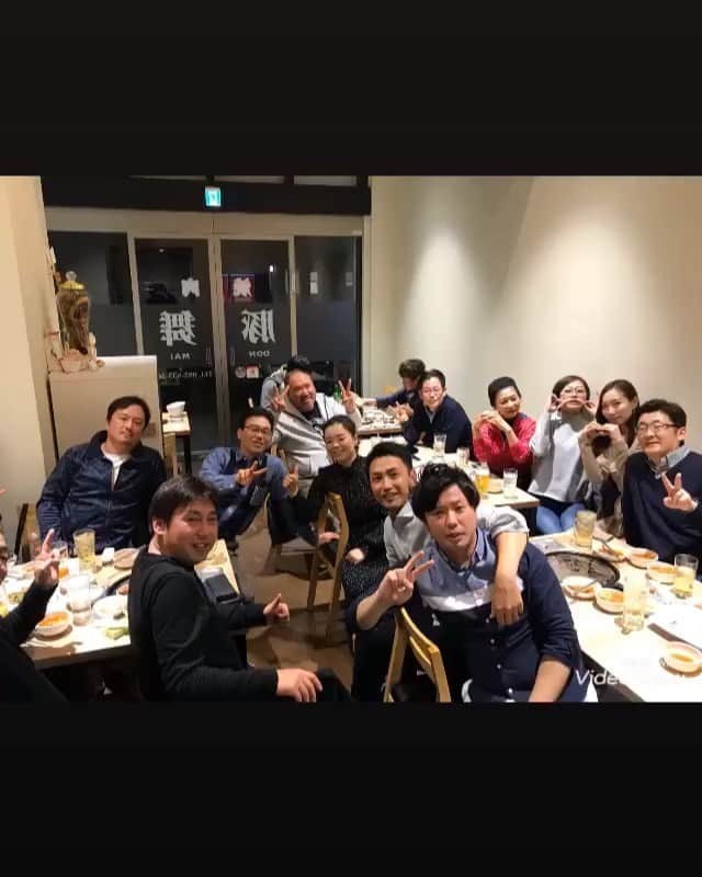 のインスタグラム：「そして、夜は懇親会❣️ これまたたくさんの方にご参加いただきました😆  盛り上がり盛り上がり🎵 ゴルフの話、ビジネスの話！ 話題は尽きず… 盛り上がり過ぎて時間も忘れて5時間以上宴は続きました🤣  生徒さん同士仲良くなっていただいて、ほんとに嬉しい光景でした💕 楽しかったよ❣️言っていただけるのがほんとに嬉しい💕 酔い過ぎたのか、嬉し過ぎて涙でた😂 素敵な生徒さんばかりで、幸せだ！  楽し過ぎて笑い過ぎて、今日のレッスンでは喉が痛かった🤣  皆さん幸せ時間ありがとうございました😊  #幸せ時間#私の生徒さん#宝物#ありがとうございます」
