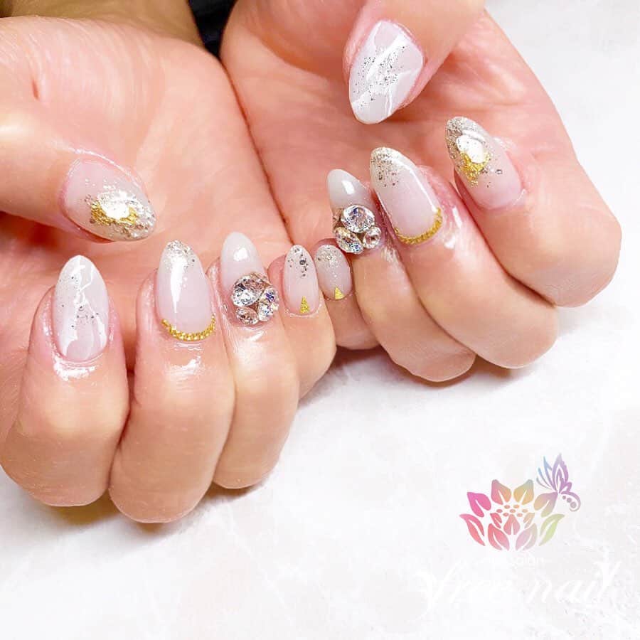 free nail フリーネイルのインスタグラム：「. お客様ネイル💅🏻⛄️ . グレージュ大理石ネイル🪐 . ネイルパーツで華やかに💎⛓ . スワイプして動画も見てね☝︎🎬✨ . ご来店ありがとうございました🙇🏻‍♀️🙇🏻‍♀️🙇🏻‍♀️💗 . #ネイルアート #ジェルネイル #ネイルサロン #大阪ネイルサロン #ネイルデザイン #ネイルチェンジ #大理石ネイル #ビジューネイル #チェーンネイル #ネイルパーツ #グレージュネイル #グレーネイル #デザインネイル #トレンドネイル #大人ネイル #シンプルネイル #冬ネイル #winternails #nailsart #nailsdid #美甲 #日式美甲 #日式美甲胶 #日本美甲师 #日本美甲老师 #美甲上课 #日本胶 #フリーネイル #freenail」