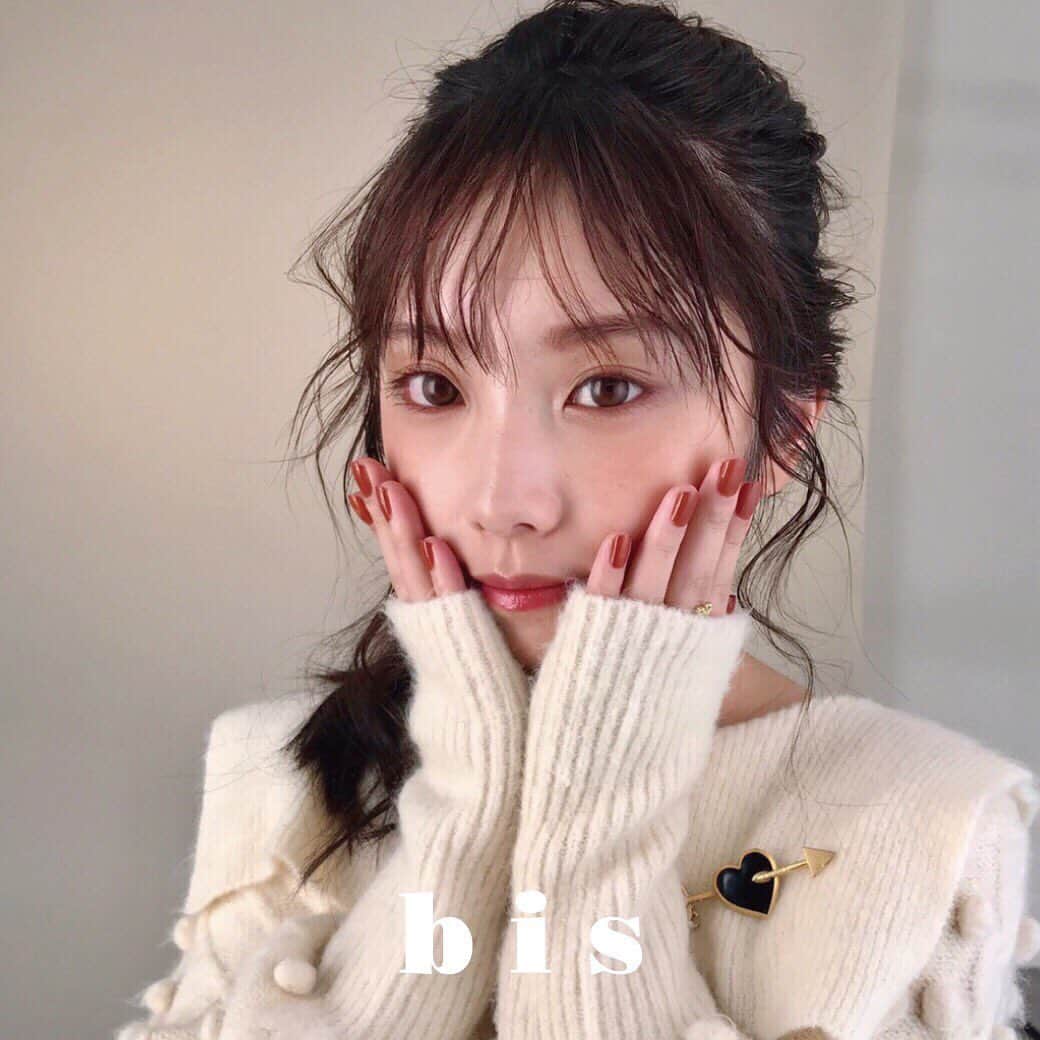 のインスタグラム：「. 🌹 𝐧𝐞𝐰 𝐢𝐬𝐬𝐮𝐞 🌹﻿ ﻿ bis January 2020﻿ ﻿ 𝑃𝑙𝑒𝑎𝑠𝑒！𝑚𝑒𝑠𝑑𝑒𝑚𝑜𝑖𝑠𝑒𝑙𝑙𝑒𝑠 - 女の子が愛する、女の子達 -﻿ ﻿ 今日は与田祐希ちゃんのオフョットを公開🌹﻿ 与田ちゃんは「Heartwarming make-up」の企画に登場します❤︎﻿ぜひ本誌をチェックしてみて🧸　﻿ ﻿ ﻿ ❤︎bis 1月号のご購入はこちらから❤︎﻿ セブンネット→ bit.ly/37twta1﻿ 楽天ブックス→ bit.ly/35ogJmO﻿ HMV&BOOKS online → bit.ly/33fTvO8﻿ ﻿ bis 1月号をもう読んでくれたみんな、ぜひコメントに感想を書いてね🌹待ってます✨﻿ ﻿ ﻿ #乃木坂46 #与田祐希 #よだちゃん #よだっちょ#オフショット#bis_web」